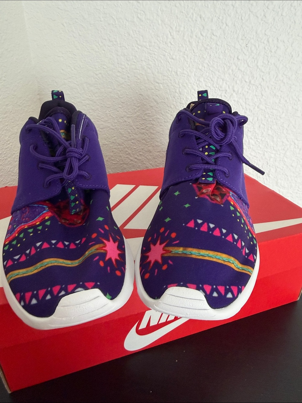 Nike woman’s rare kaleidoscope Roshe size 8 new with box